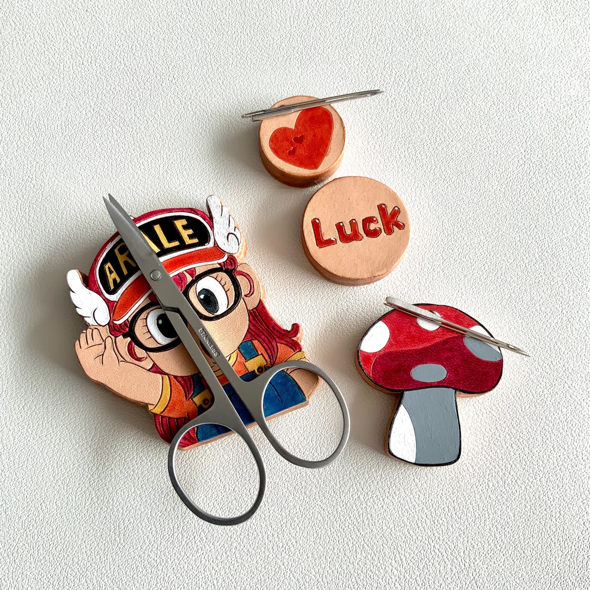 ARALE Magnetic Leather Needle Holder Set with Luck and Mushroom Charms