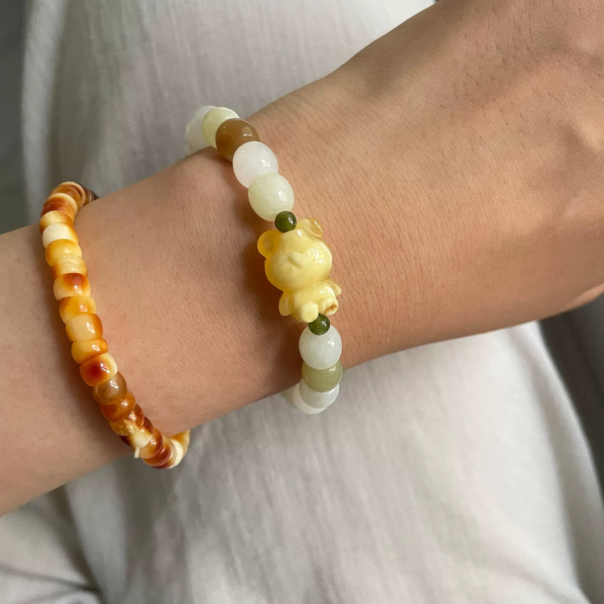 Armband i honungsbärnsten med björn och Hetian-jad