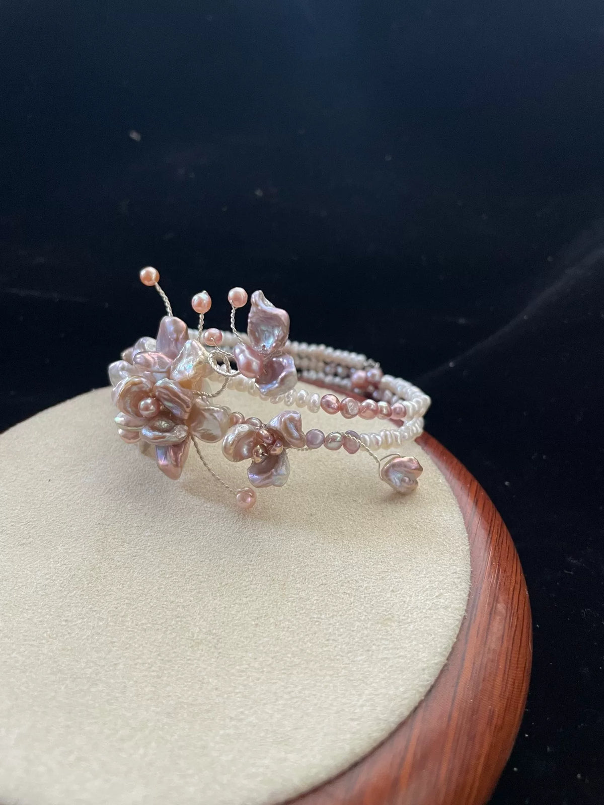 Bracciale con perle naturali barocche, fiori e farfalla