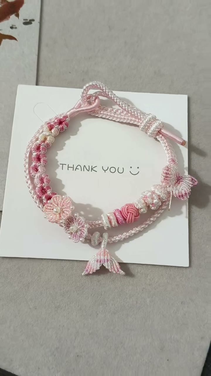 ハンドメイド ピンクグラデーション編みブレスレット フラワーチャーム付き
