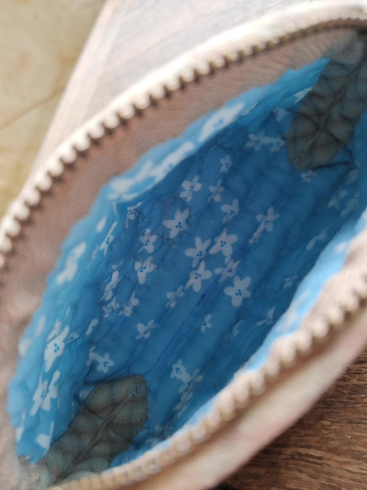 Astuccio a forma di conchiglia in cotone tinto in filo 15cm