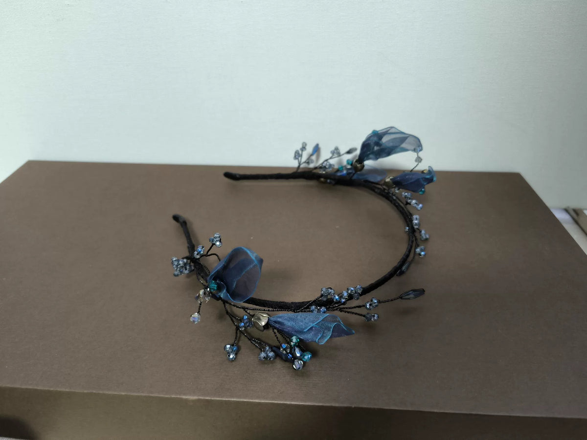 Diadema de cristal con flores de organza azul