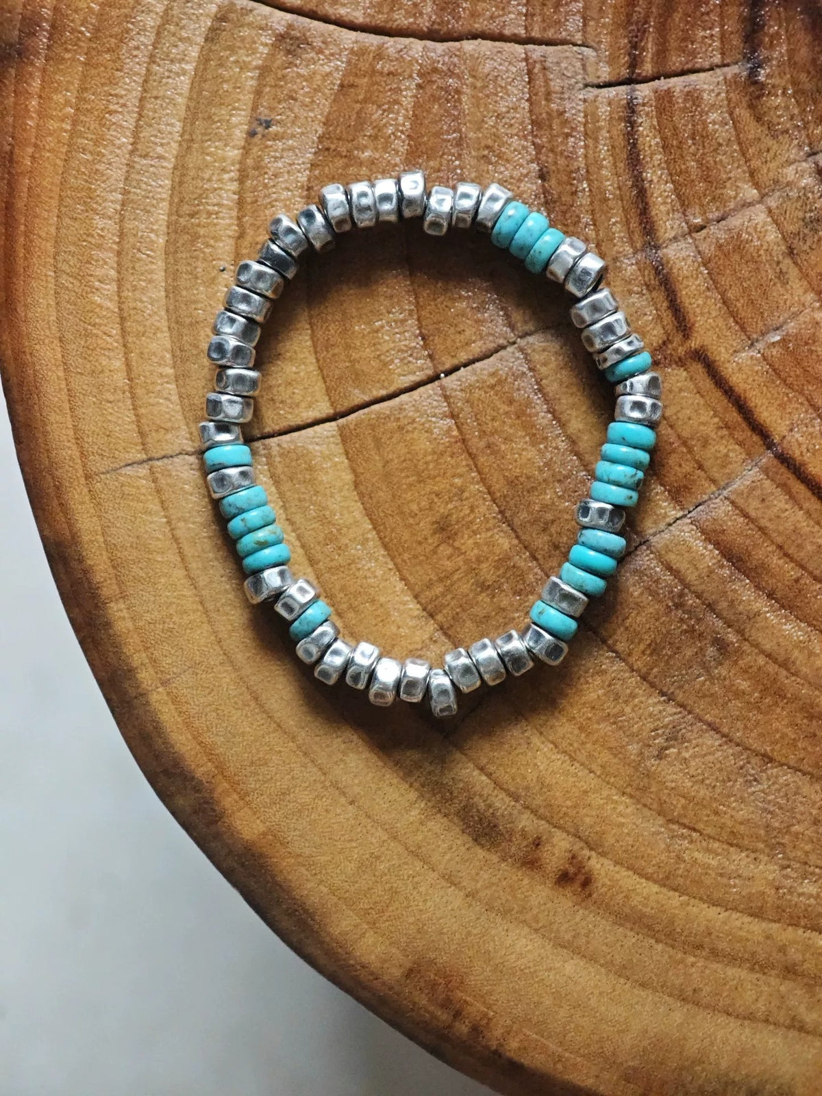 Pulsera de cuentas de plata martillada y turquesa