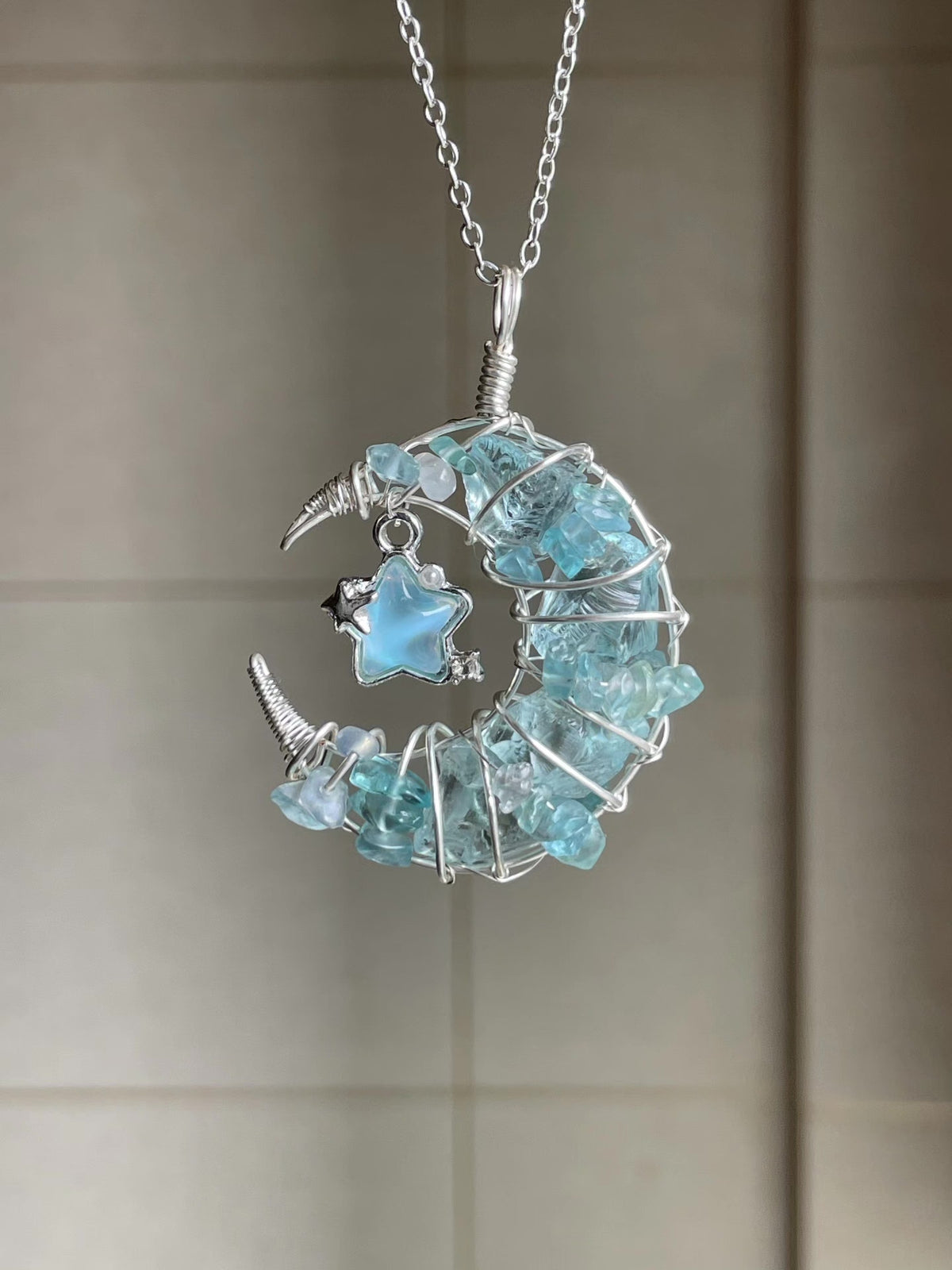 Colar com Pingente de Lua Crescente em Cristal Azul