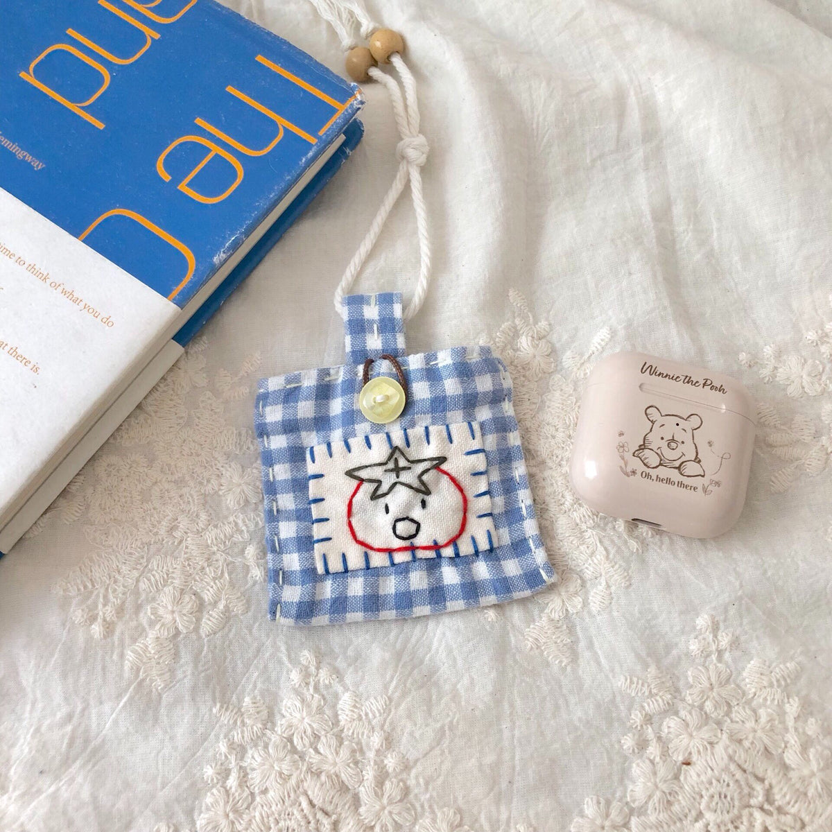 Petite pochette de rangement tomate cousue à la main
