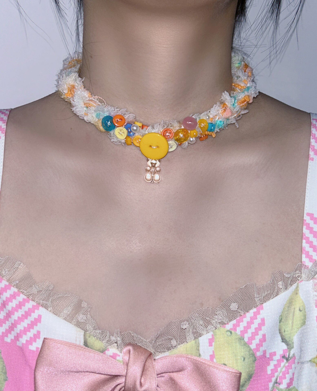 Orange chokerhalsband med gummibjörn
