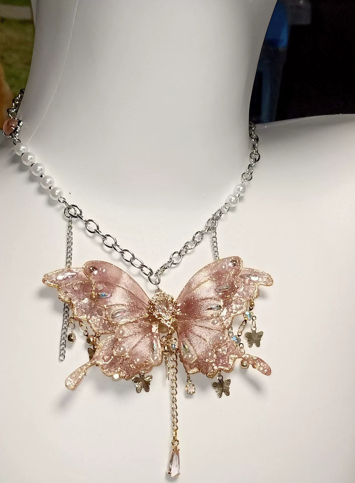 Collar, Broche y Pinza de Mariposa Rosa Translúcida