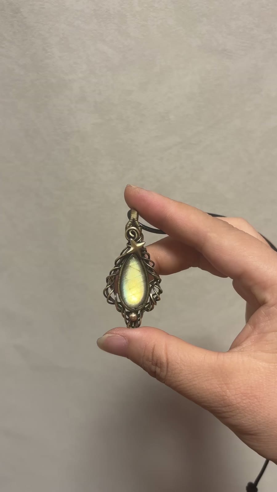 Halsband med hängsmycke i labradorit och virad mässing