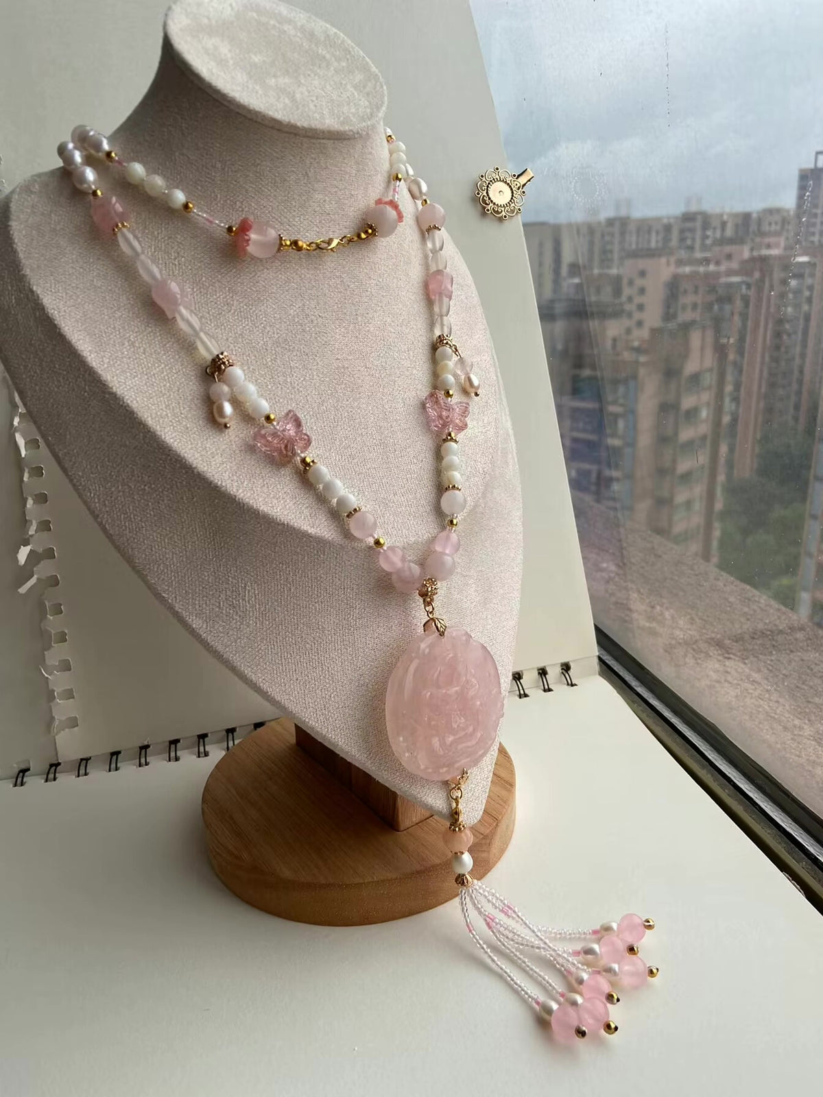 Collar largo hanfu de cristal rosa