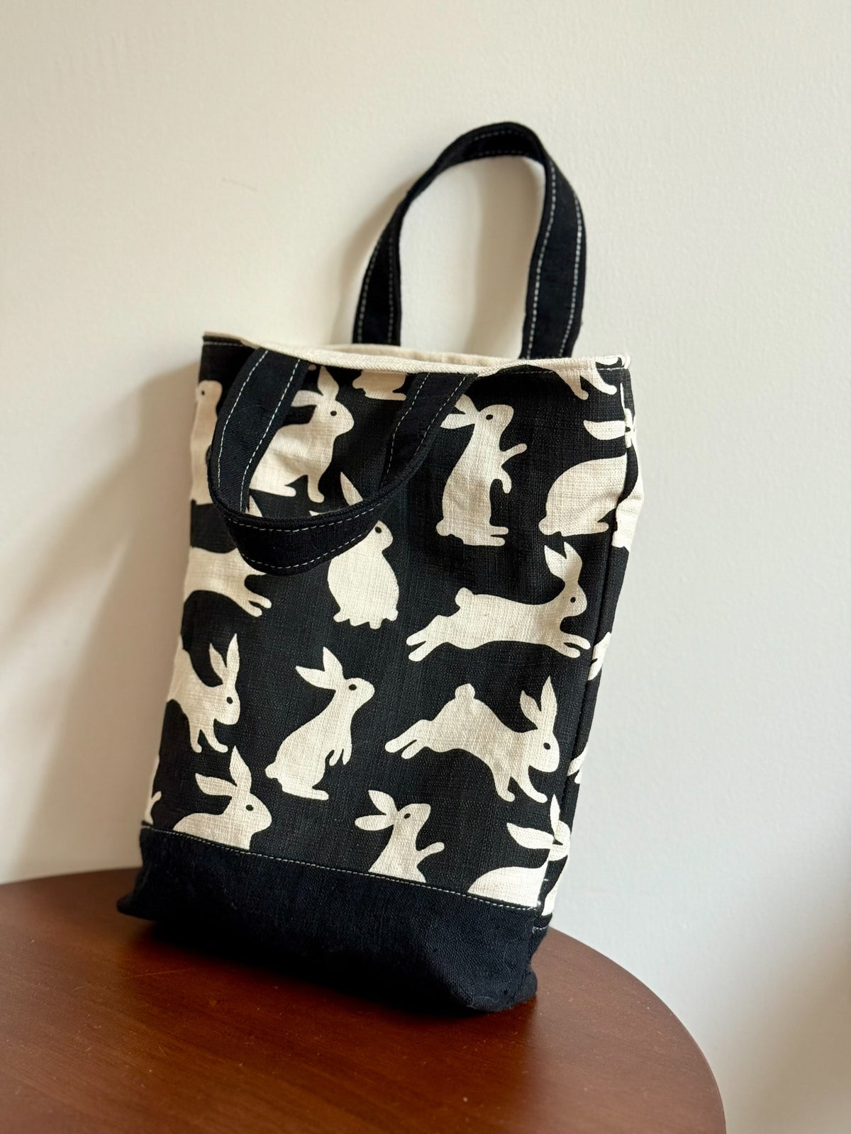 Cabas artisanal en toile de terre à motif lapin