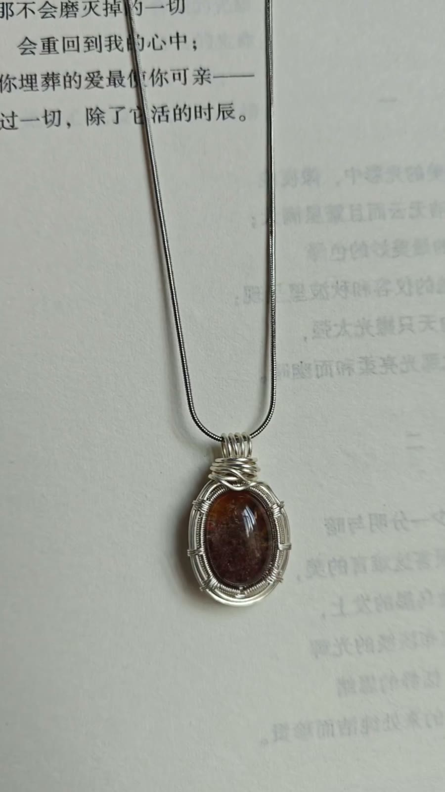 Collana con Pendente in Cristallo Ghost Avvolto nel Filo