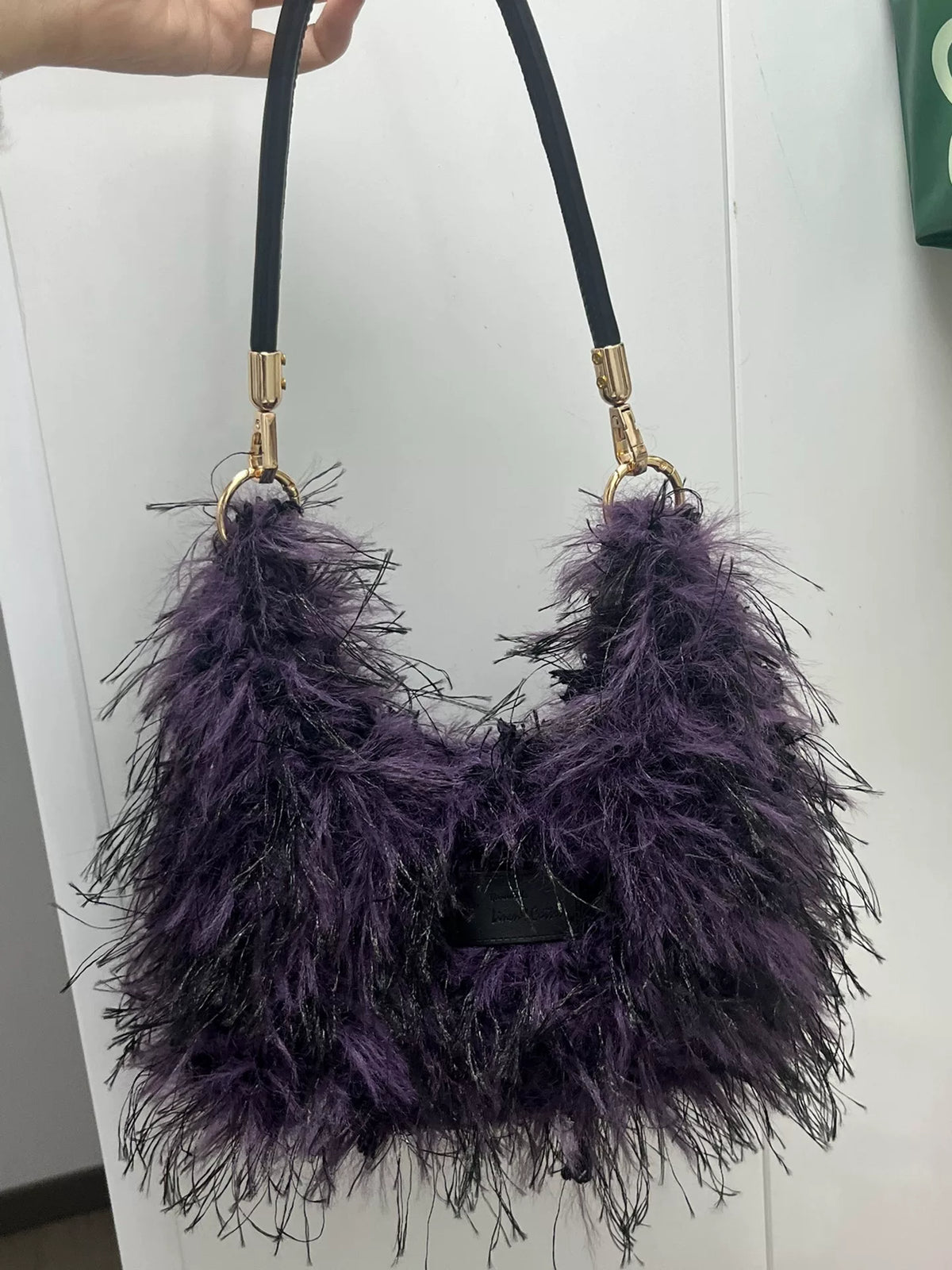 Mala de mão em meia-lua de pelo sintético roxo