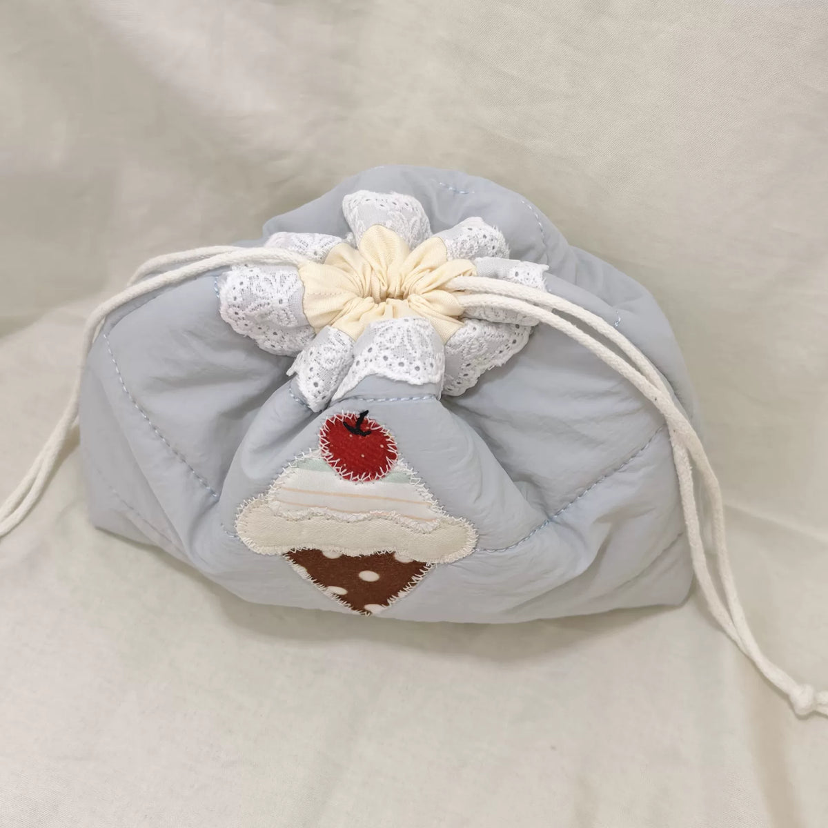 Pochethette matelassée faite main bleu pâle