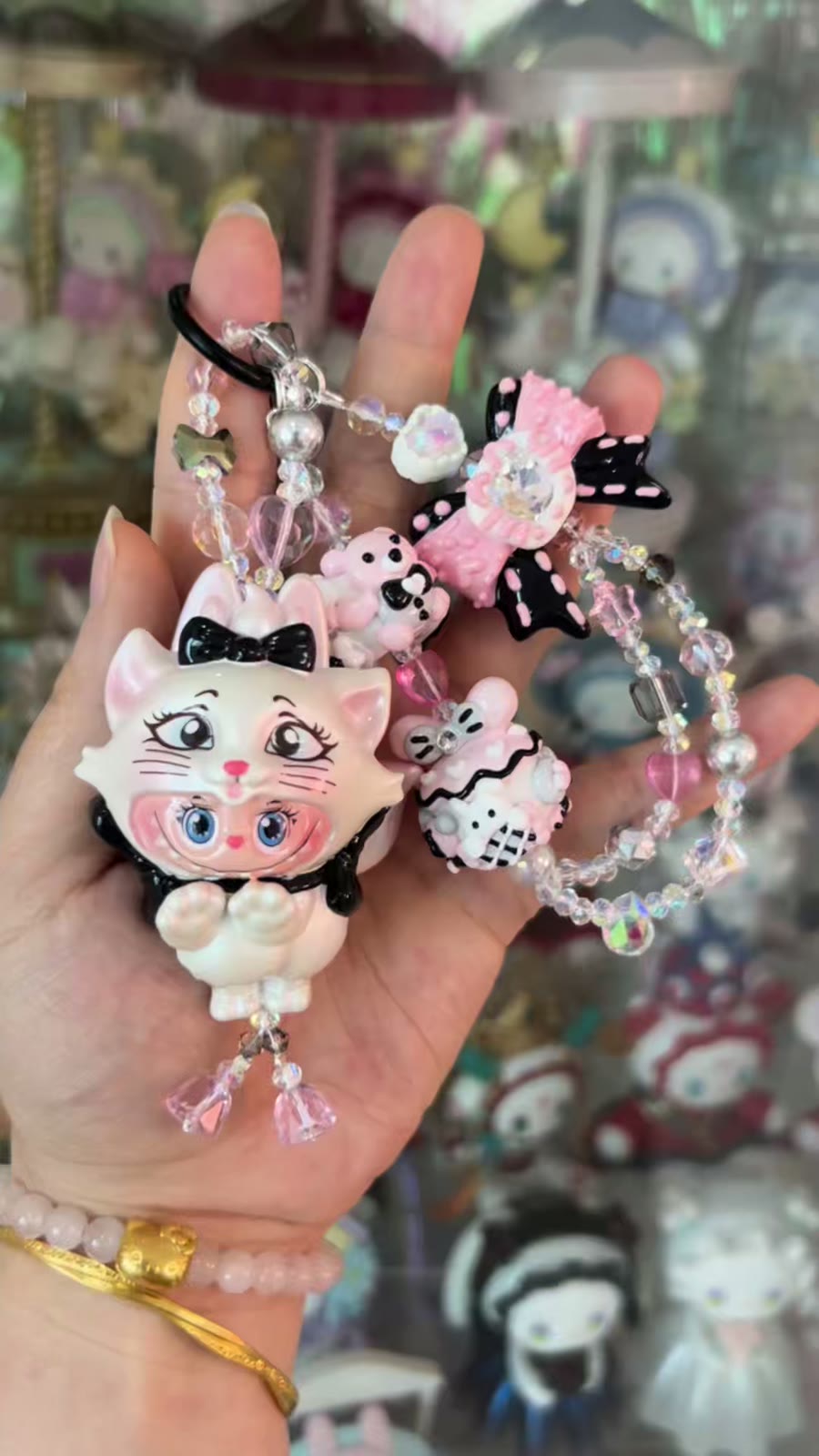 Pingente de Gato de Missçangas Pintado à Mano Preto e Rosa