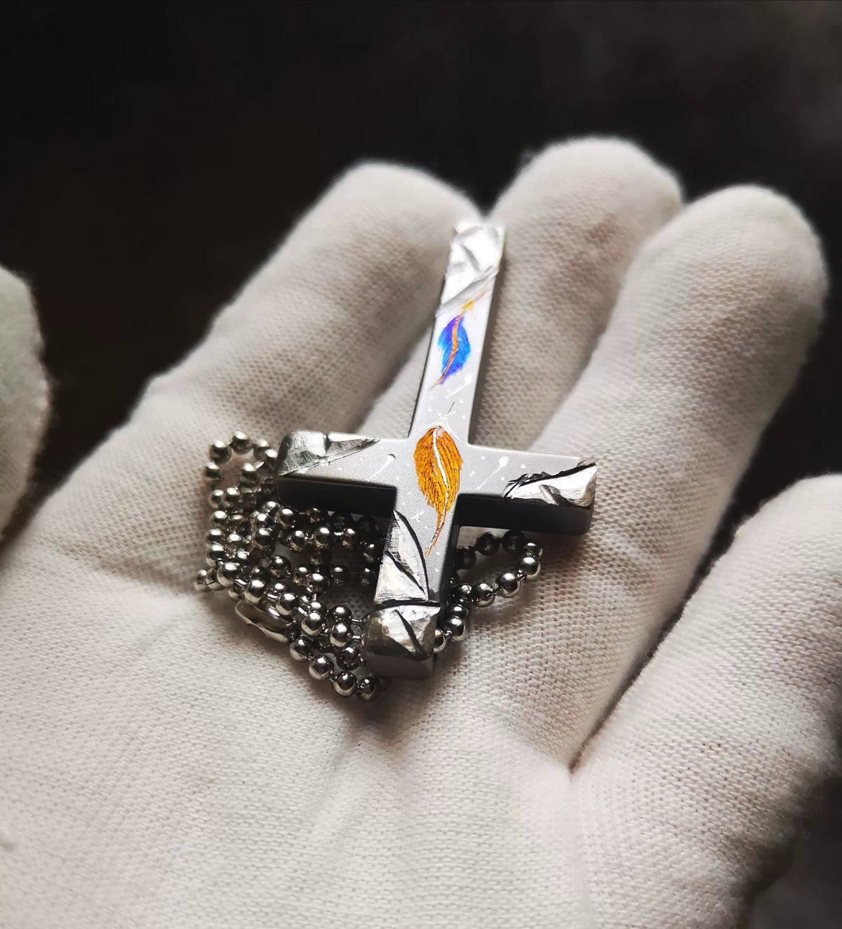 Kruishanger van puur titanium met battle worn-afwerking