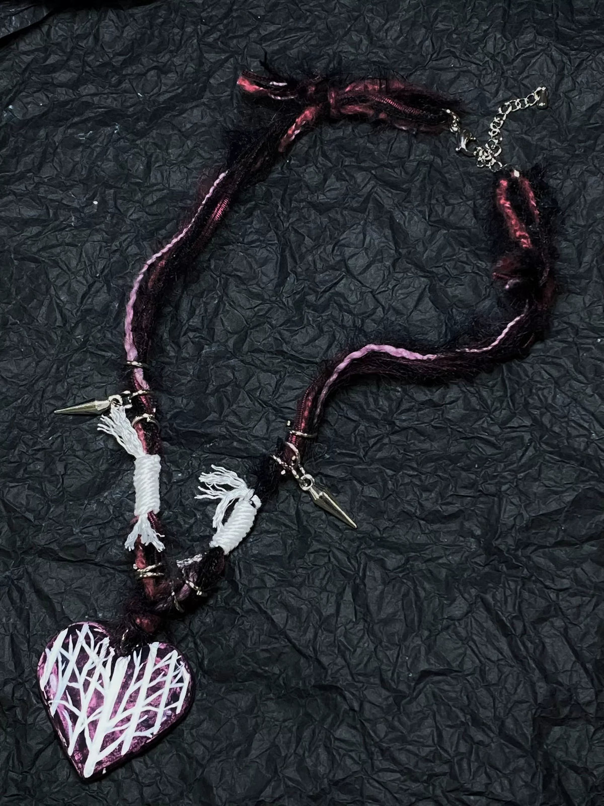 Collar Choker de Corazón con patrón de espinas blancasas