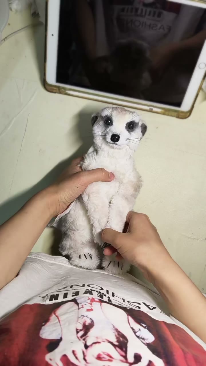 Figurine d'art suricate en fil de chenille fait main