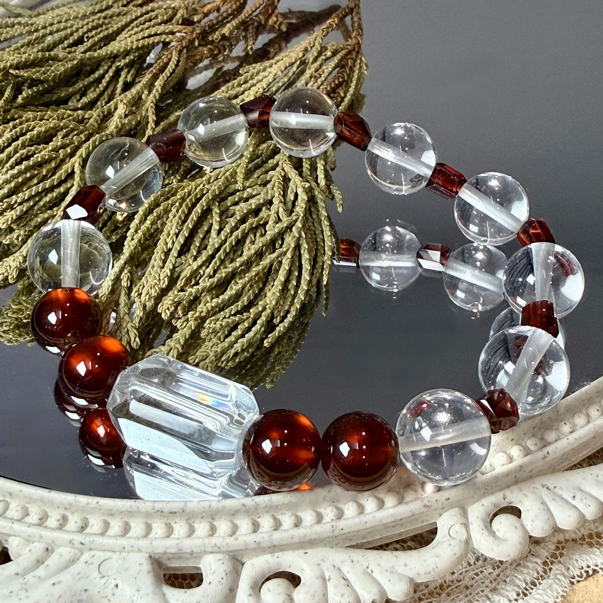 Naturligt armband med klarkvarts och granat