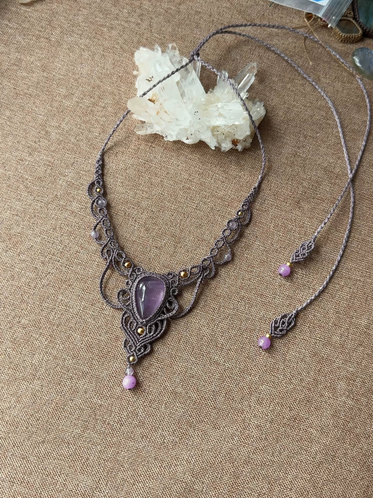 Handgemaakte Macrame Ketting met Paars Kristal Hanger