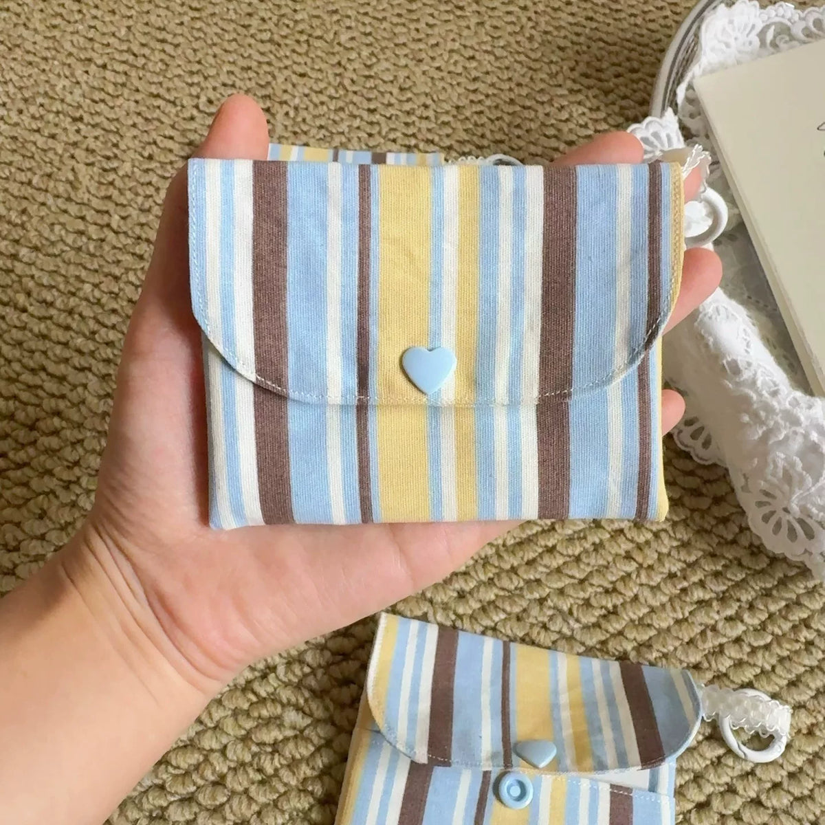 Porte-cartes pliable artisanal avec boucle de suspension