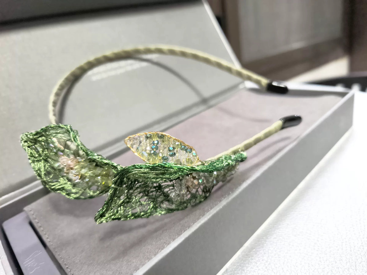 Handgewebtes Calla-Lilie Kristall-Headband mit grünen Blättern