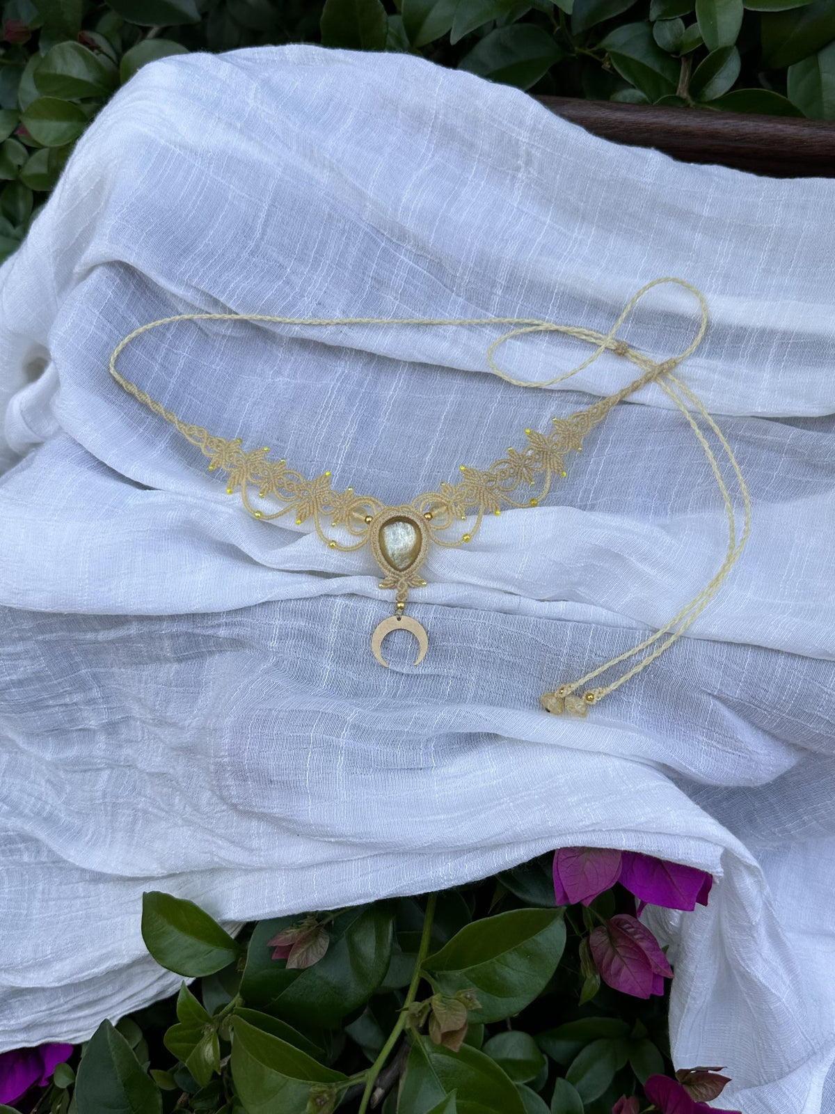 Melkgelegele Lepidoliet Macrame Chokerketting
