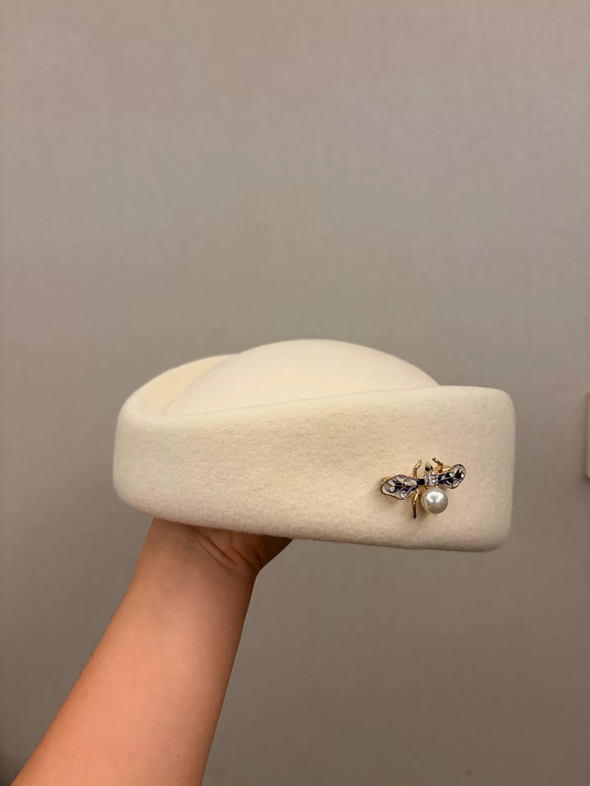 Cappello formale in feltro di lana crema con spilla ape