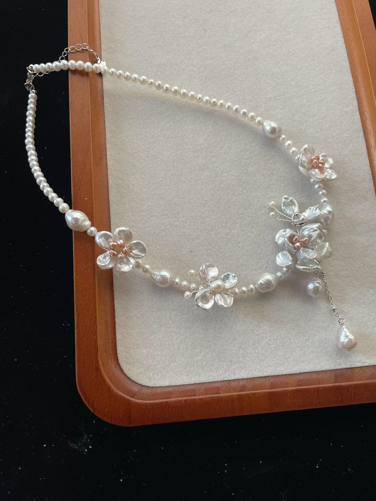 Collana di Perle Naturali con Farfalla e Design Floreale