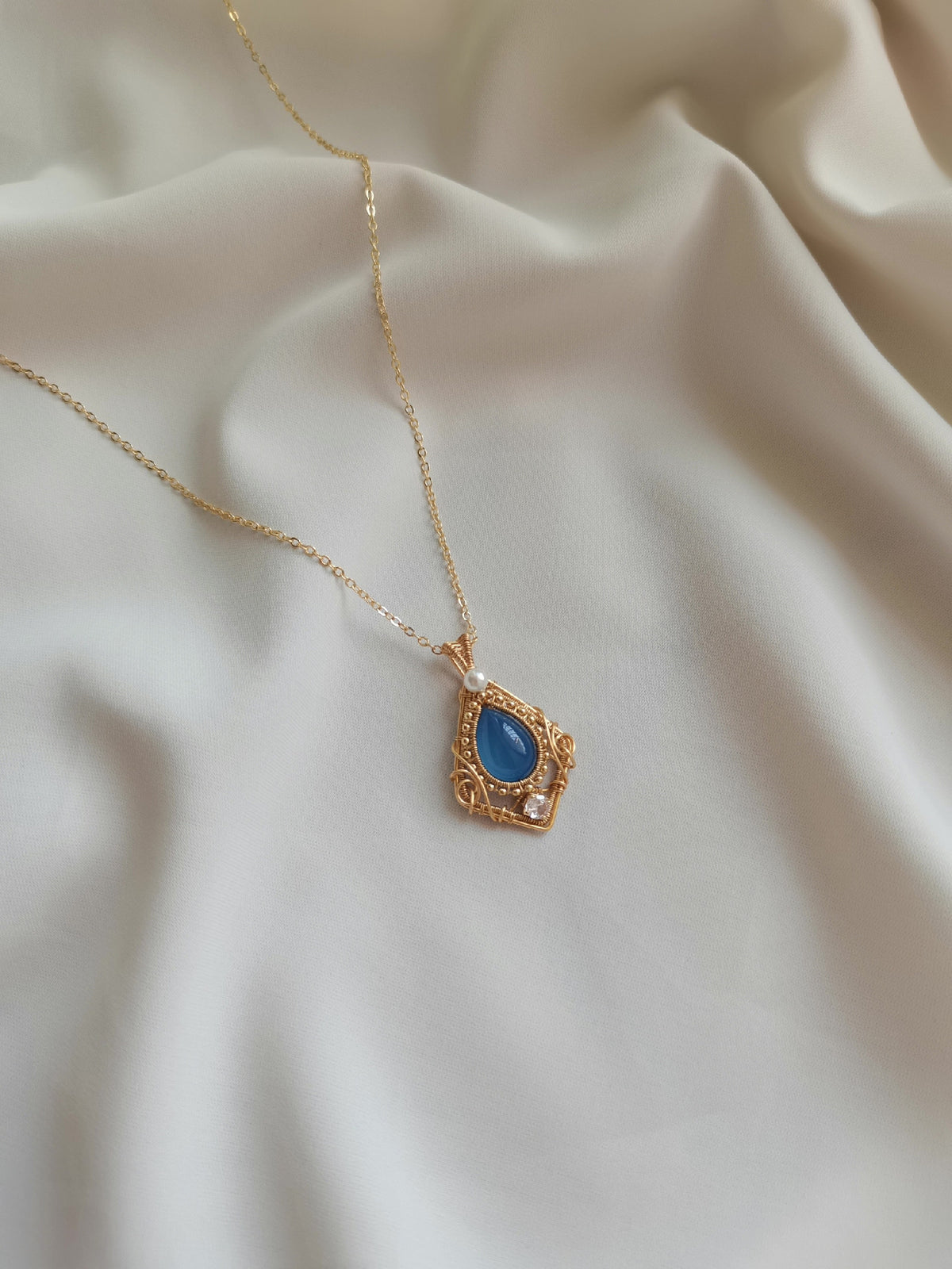 Colar com Pendente de Calcédonia Azul Envolto em Arame