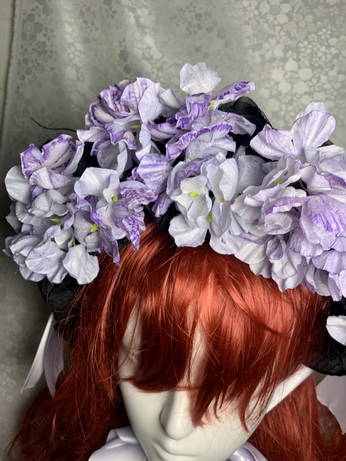Cuffia in pizzo nero e viola con corona floreale
