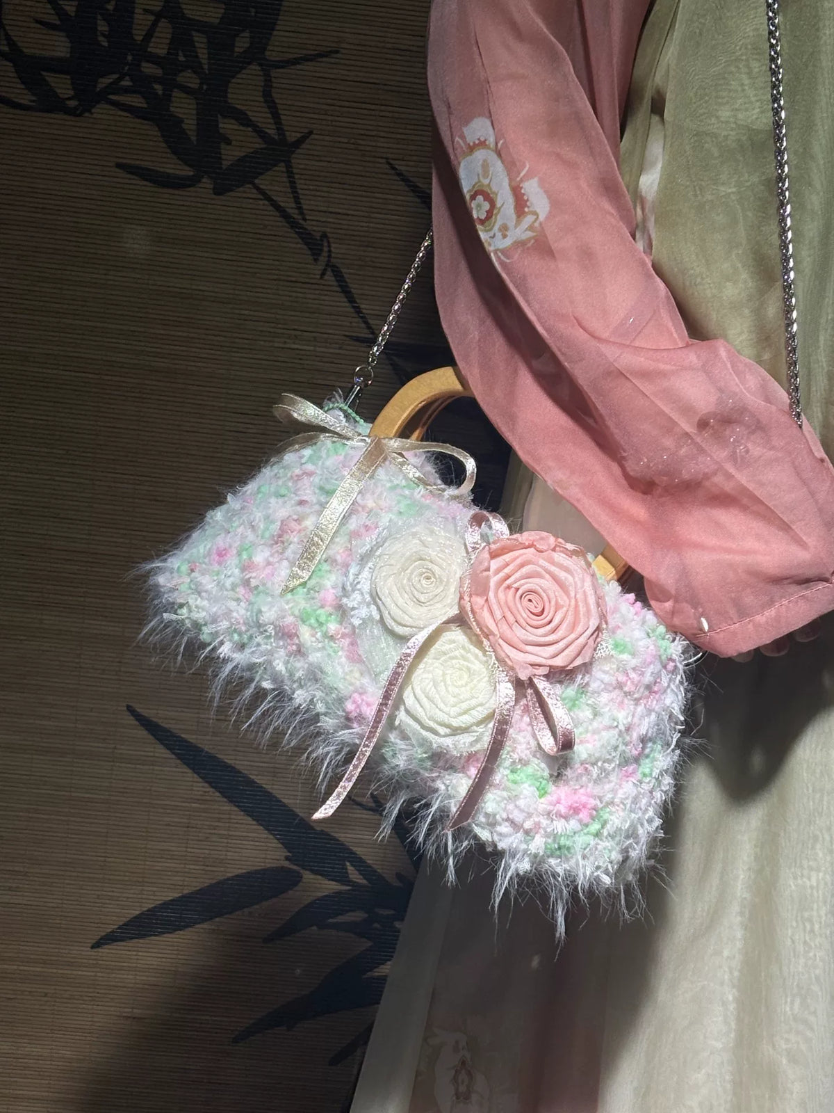 Sac à poignée en crochet avec applique de rose
