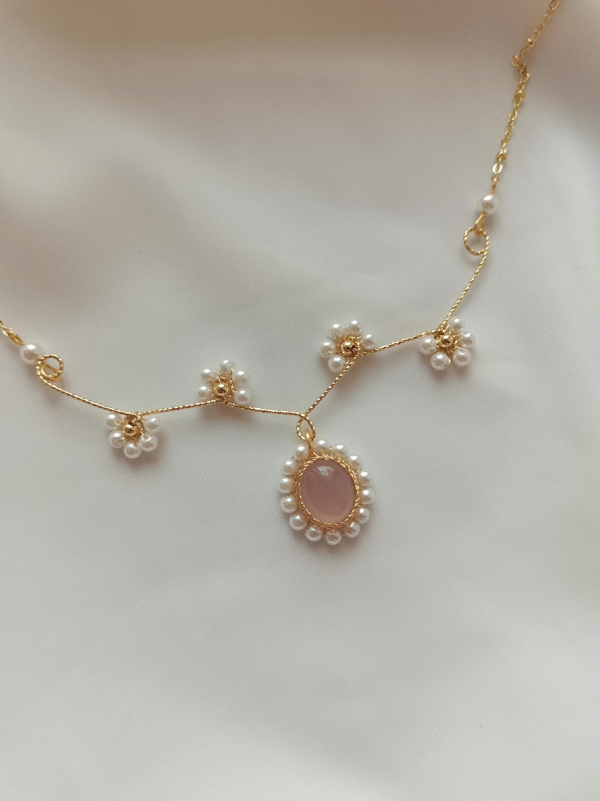 Collana con Quarzo Rosa Avvolto in Filo e Perle di Conchiglia