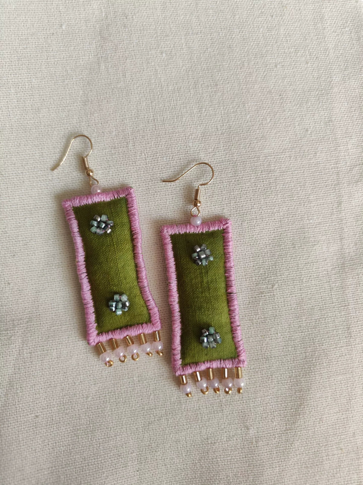 Brincos de Tecido Verde com Contas e Franja