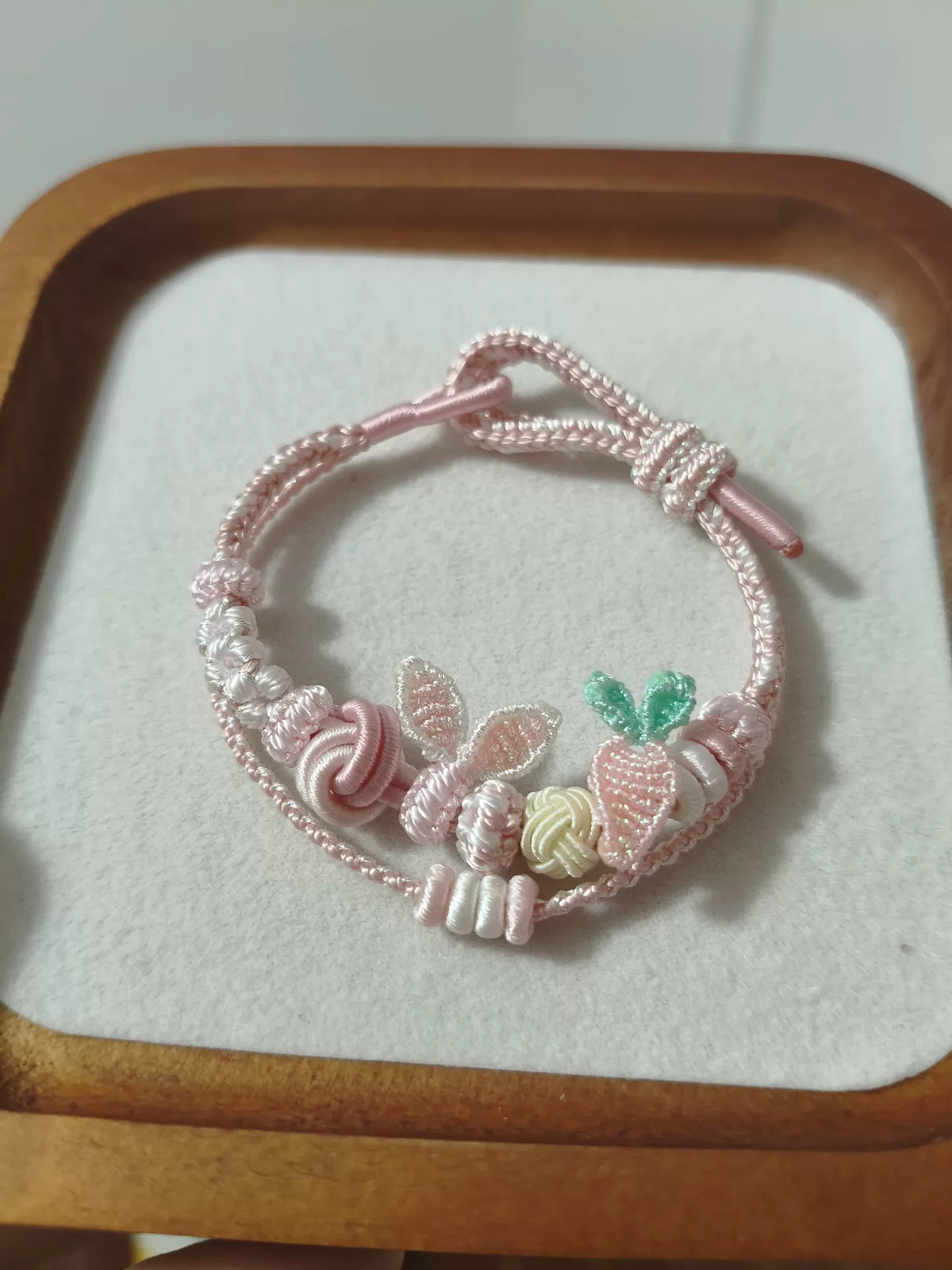 Pulseira Trançada à Mão Rosa e Branco com Borboleta