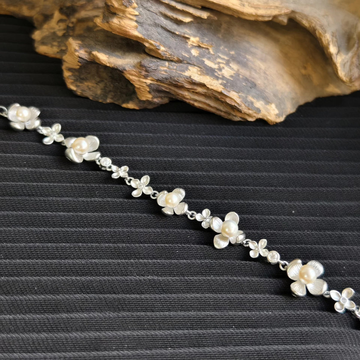 Braccialiale floreale in argento spazzolato con perle naturali