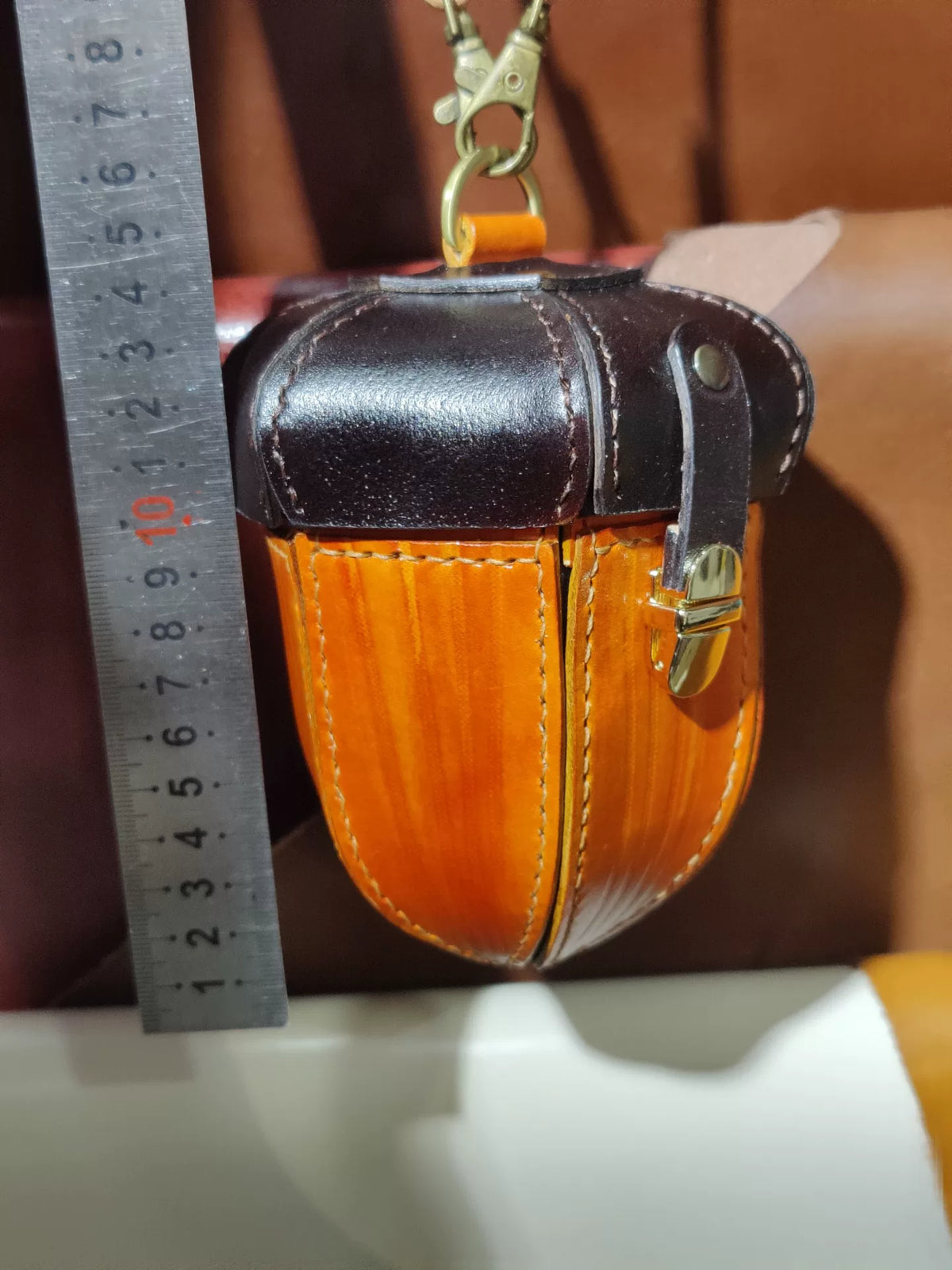 Pochette in pelle bicolore con chiusura in ottone