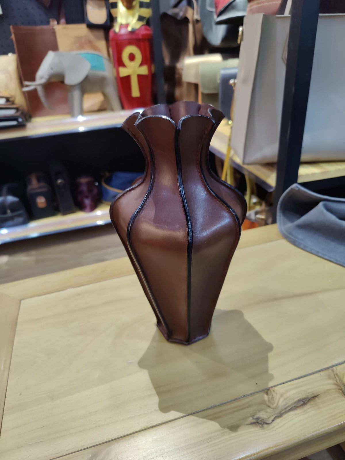 Vaso in pelle bovina marrone fatto a mano