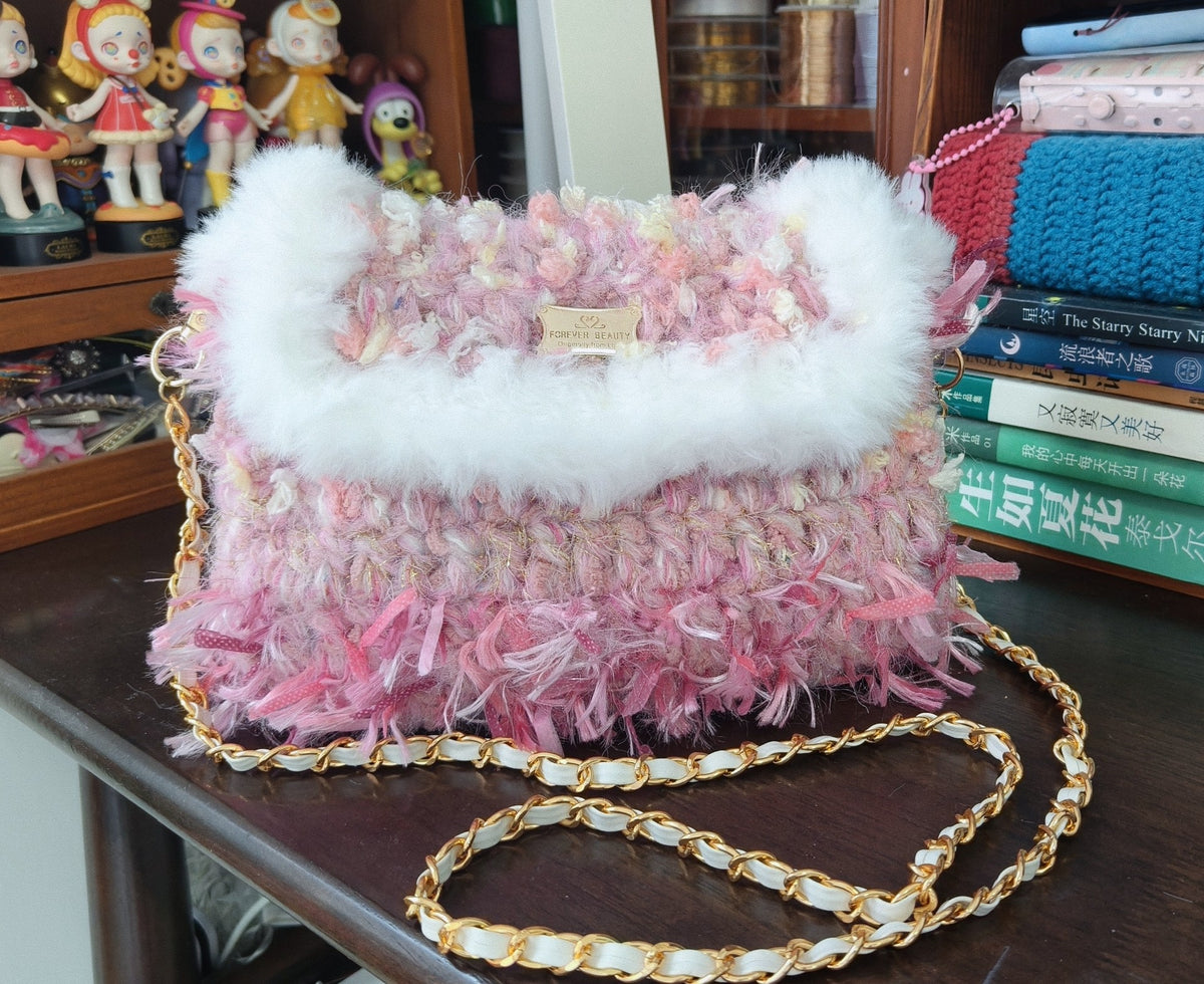 Handtasche aus rosa Mischgarn mit weißem Kunstfellbesatz