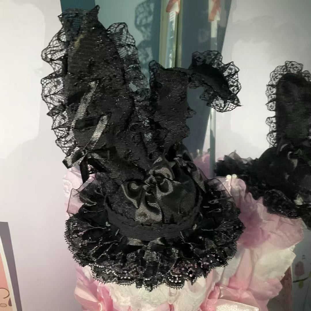 Mini chistera negra de encaje con rosa