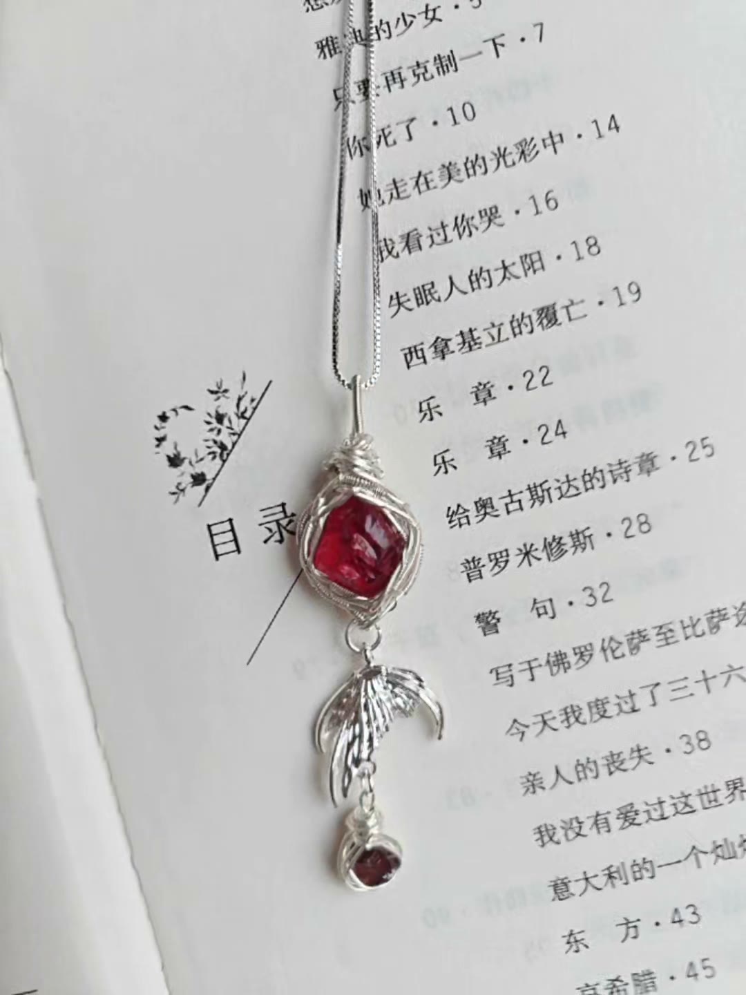 Collier en fil torsadé avec queue de sirène