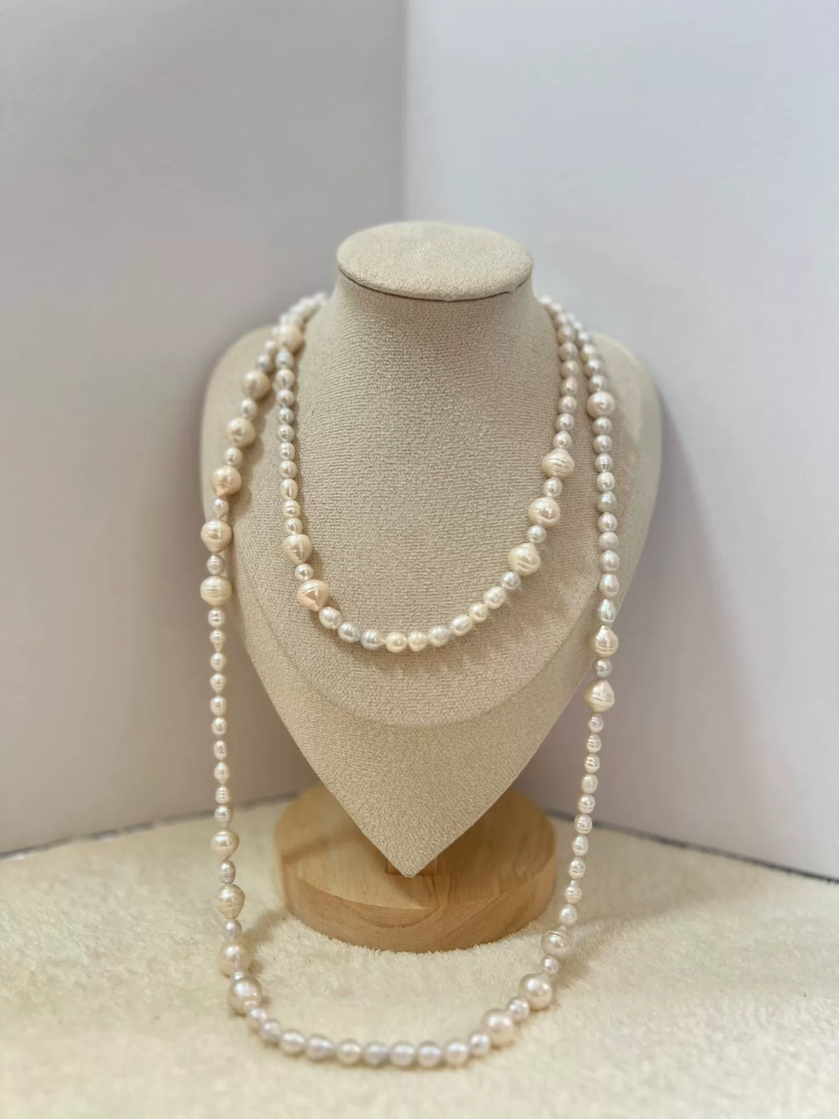 Collana lunga con perle d'acqua e chiusura a ciondolo