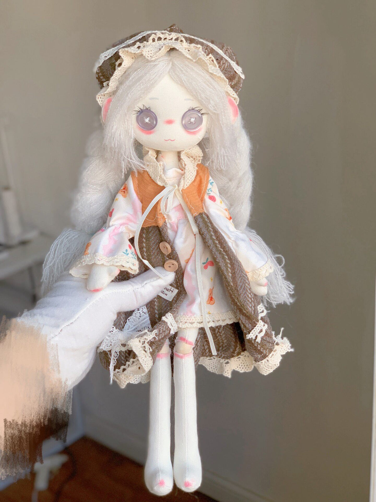 Poupée de chiffon blanche faite main avec couettes en mohair