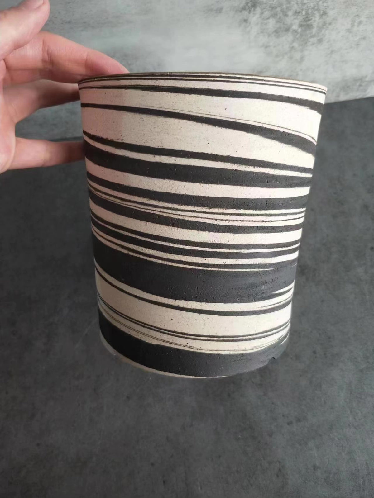 Vaso cilíndrico de cerámica artesanal de alta temperatura sin esmaltar