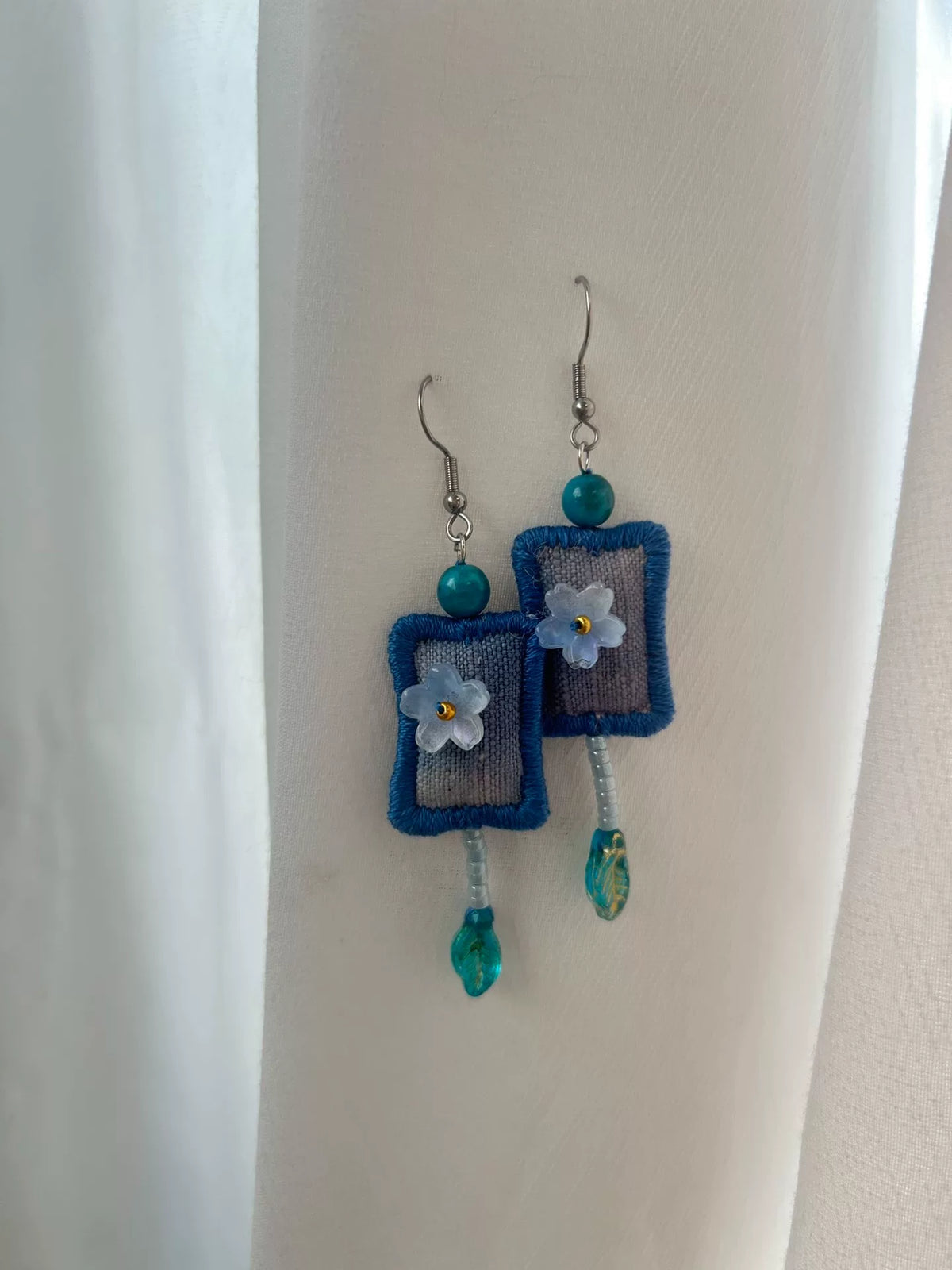 Boucles d'oreilles en tissu faites main bleu gris