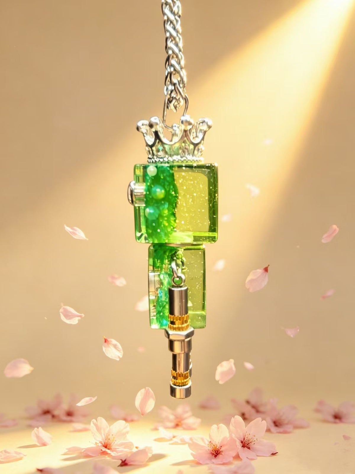 Collar con colgante de robot verde y corona