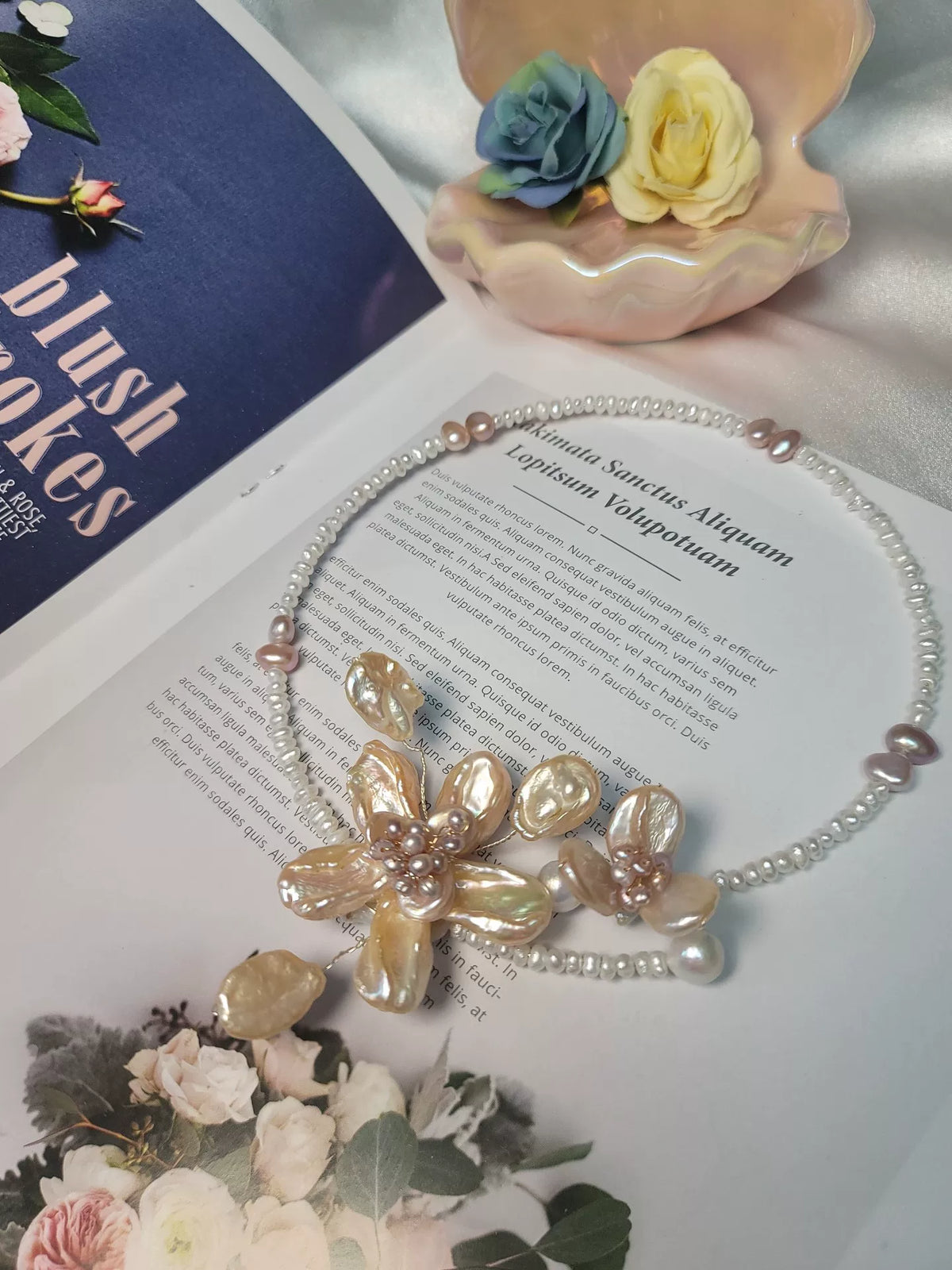 Colar Gargantilha Flor Dupla com Pérolas Naturais