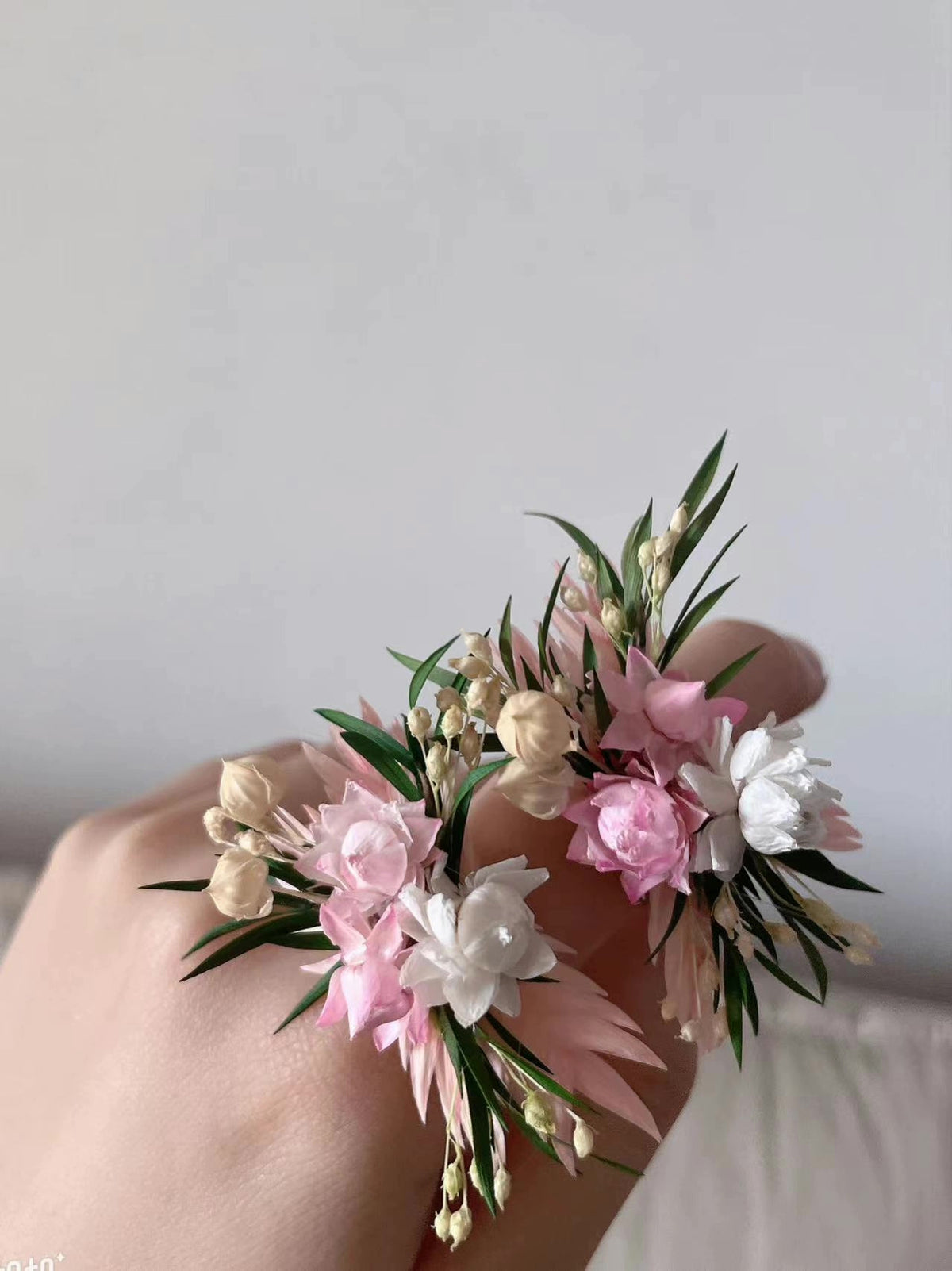 Par med konserverade blommorringar med sammetskrin