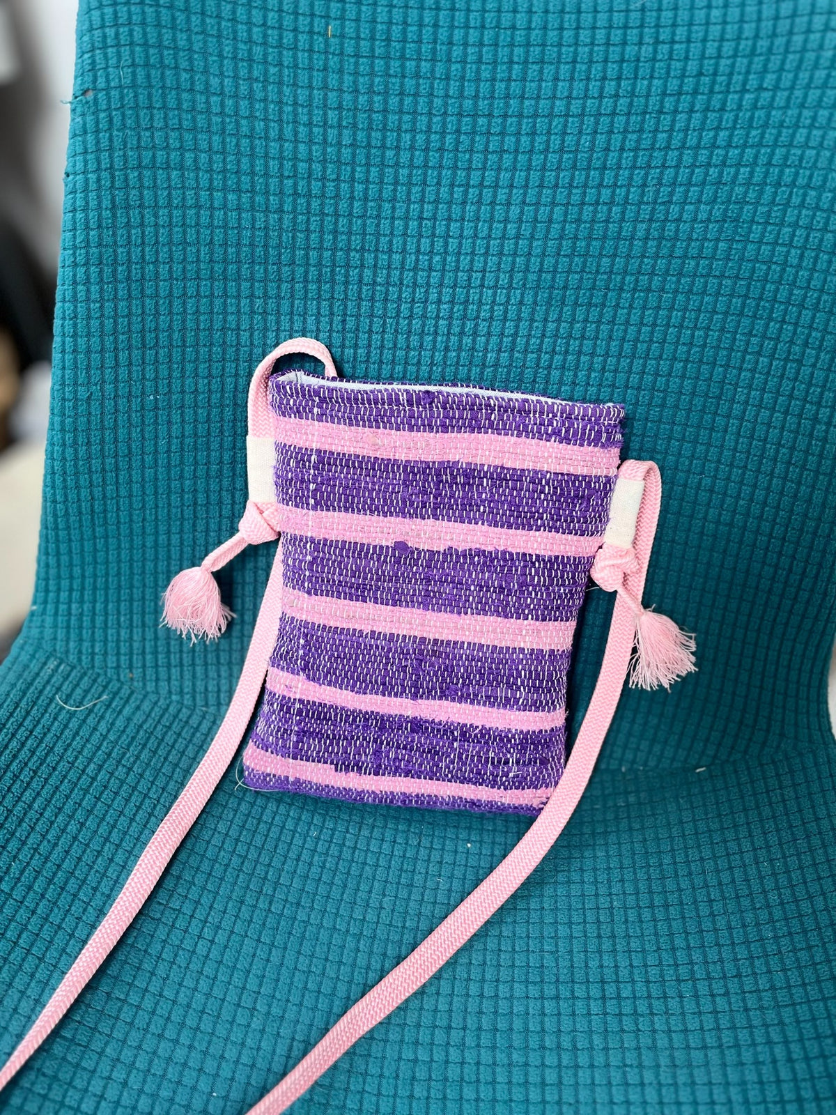 Bolso para Móvil Tejido a Mano en Rosa y Púrpura
