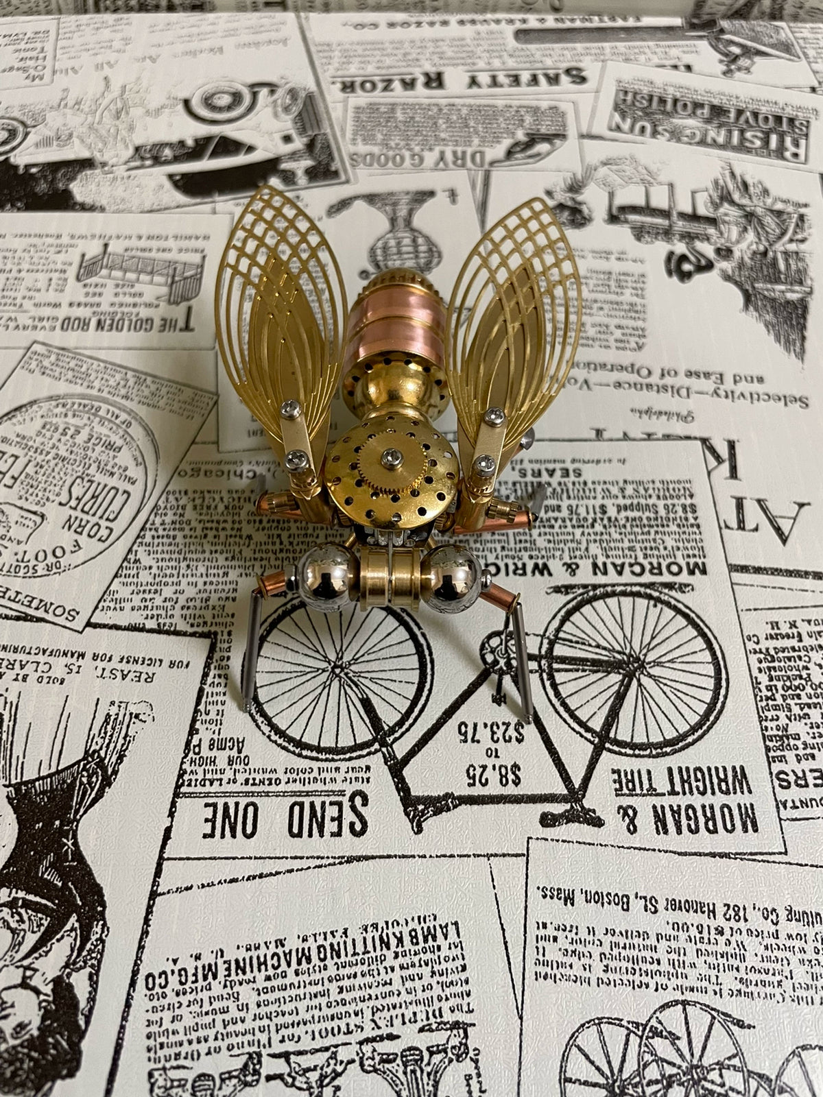 Ornement de bureau mouche mécanique steampunk en laiton