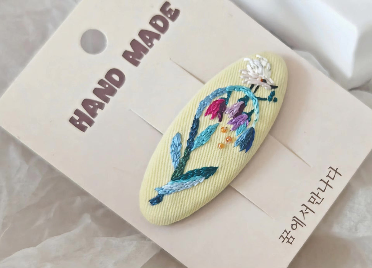 Pinza de Pelo Oval Bordada a Mano Crema Floral